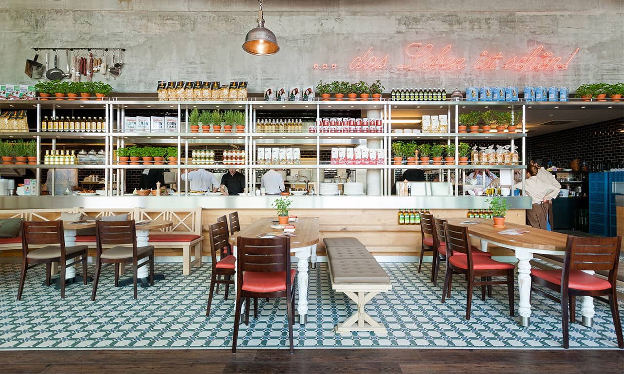 Referentieafbeelding voor een restaurantketen, met houten stoelen met gestoffeerde zitting, houten banken en houten tafels voor het ALEX Frankfurt-project - P&M Furniture